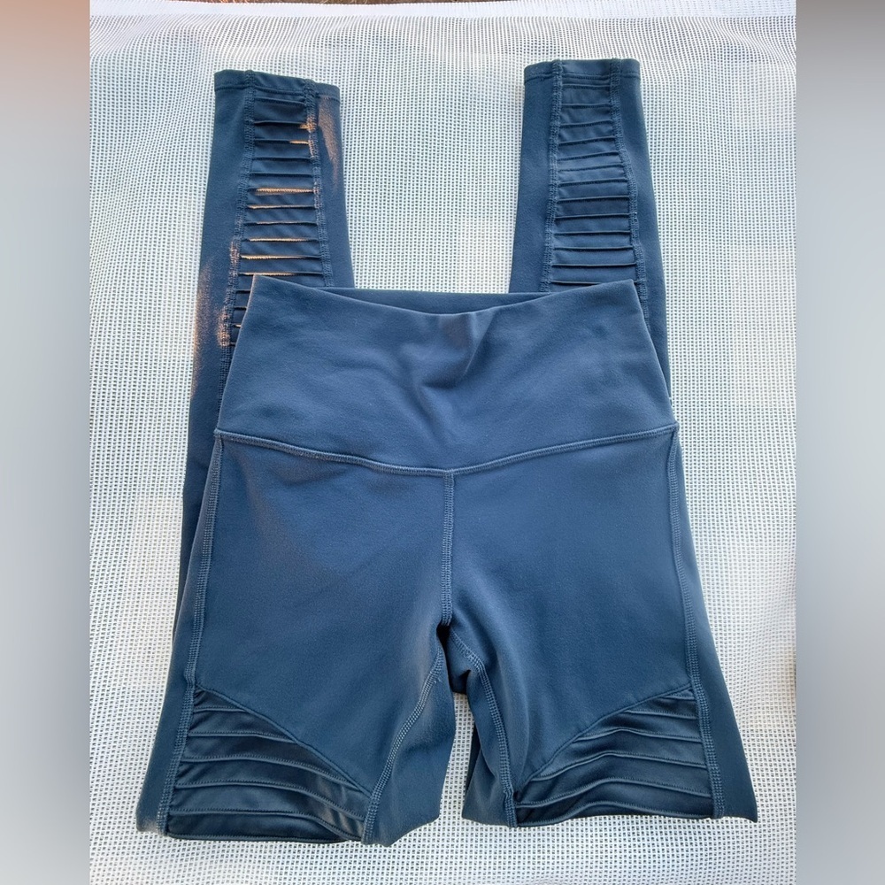 ALO WOMENS LEGGINGS SMALL SIZE BLUE COLOR